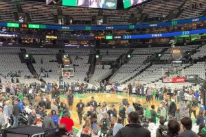 今天复出 没有时间限制！塔图姆走入赛场，球迷一片尖叫欢呼！