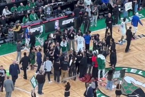 塔图姆赛后和弗拉格相拥致意！被记者团团包围！