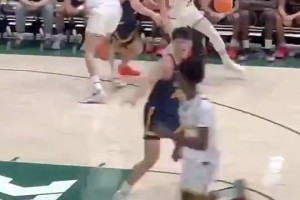 王俊杰在NCAA这记金鸡独立跳投，有没有点小牛司机的感觉？