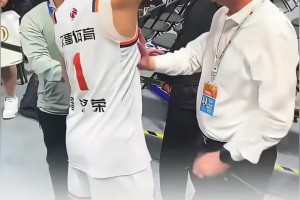 上海球员与球迷击掌遭安保阻拦推搡，北京：非俱乐部人员，他是维持秩序